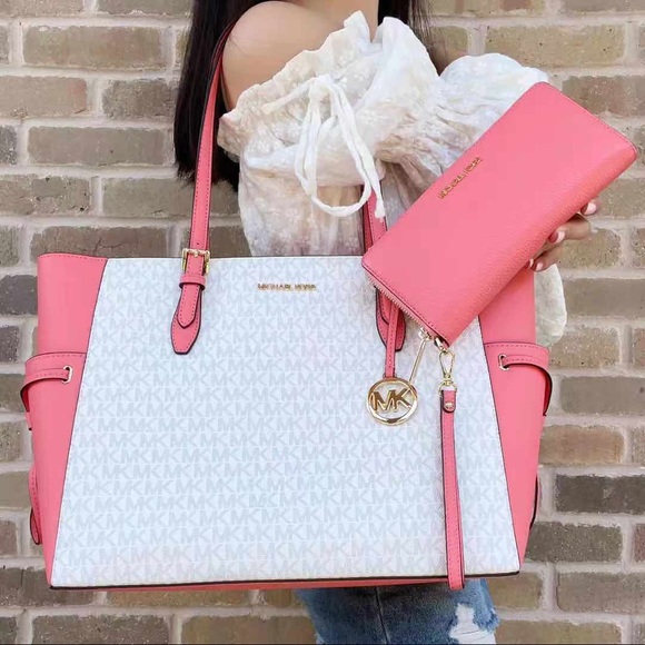 Michael Kors Handbags - BUNDLE💕NWT Michael Kors Large Tote & Wallet